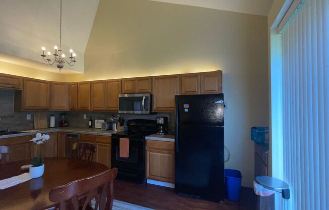 2 beds, 1 bath, $1,800, Unit unit 39C