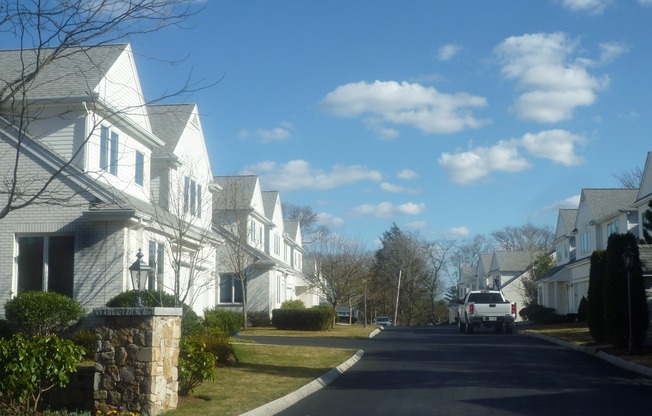 900 W ROXBURY PKWY