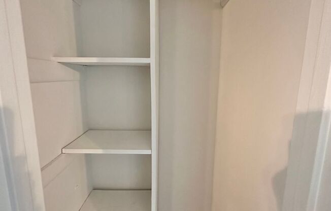 3 beds, 1 bath, 820 sqft, $1,398, Unit 231w