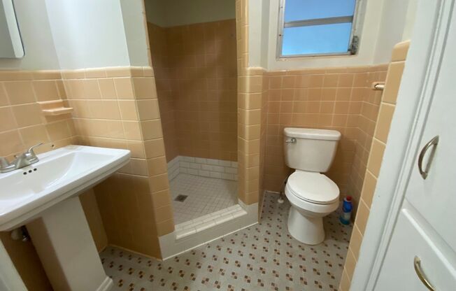 4/3.5 with Pool Home Located in NW Central Gainesville!