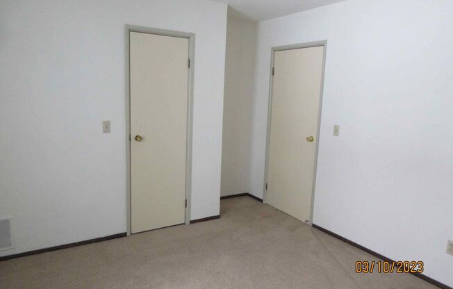 2 beds, 1 bath, $1,075, Unit 15621 - 03