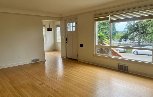 3 Bedroom 2 Bathroom in Greenlake!
