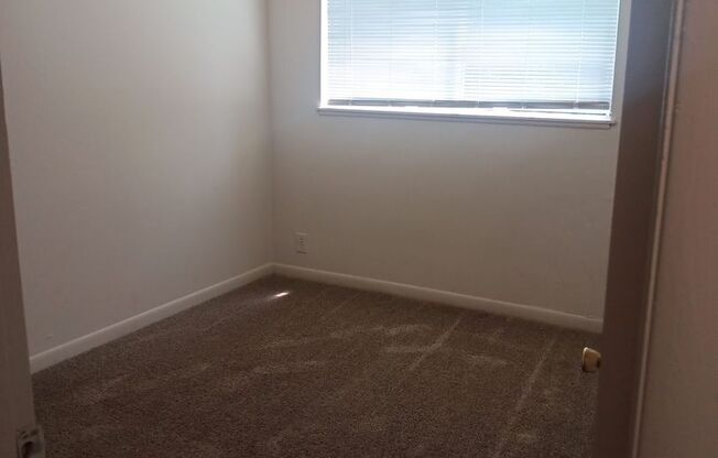 2 beds, 1 bath, 925 sqft, $1,085, Unit X03