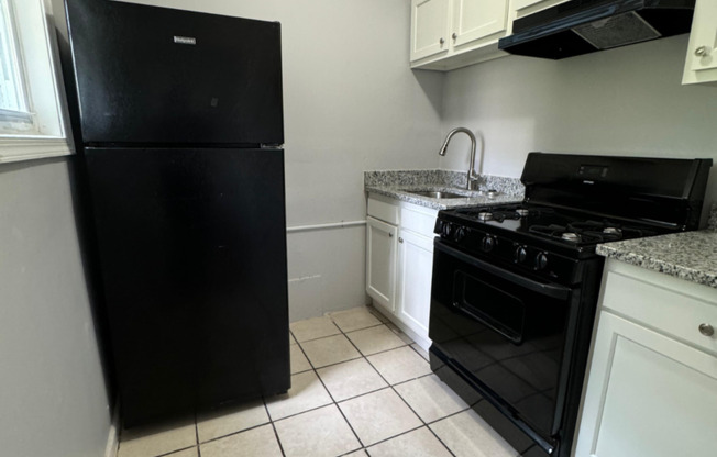 1 bed, 1 bath, $1,150, Unit 3508 Clifton Ave Unit B2