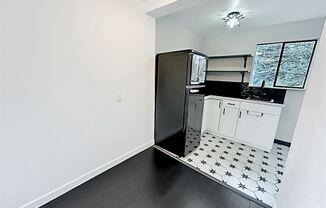 Studio, 1 bath, 450 sqft, $1,300, Unit 5