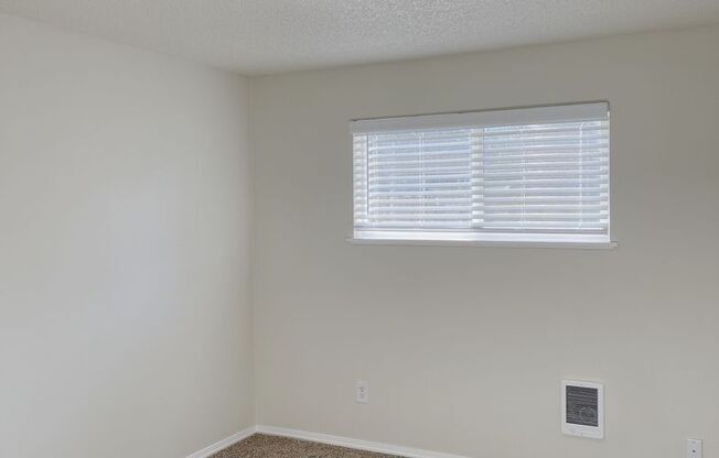 2 beds, 1 bath, 845 sqft, $1,595, Unit 26