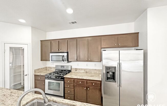 Welcoming 2B/2BA Condo with Balcony, In-Unit Laundry and Pool Access.
