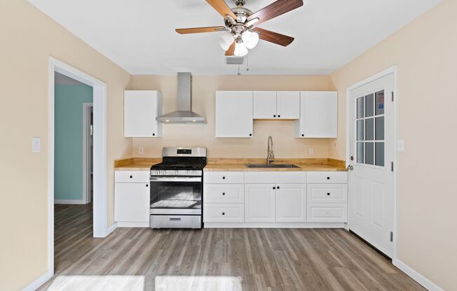 Remodeled 2 bedroom 1 bath duplex located near the Duckpond area