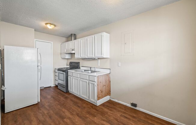 1 bed, 1 bath, 574 sqft, $595, Unit A