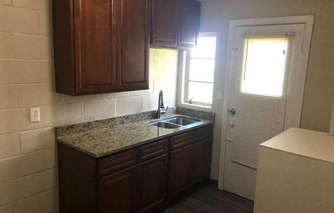 2 beds, 1 bath, $1,295, Unit 1029 W Jefferson St