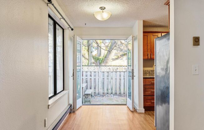 2 beds, 1 bath, 900 sqft, $2,195, Unit 2734 SE Alder Street