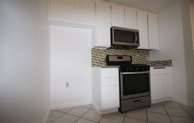 2 beds, 1 bath, $2,150, Unit 15