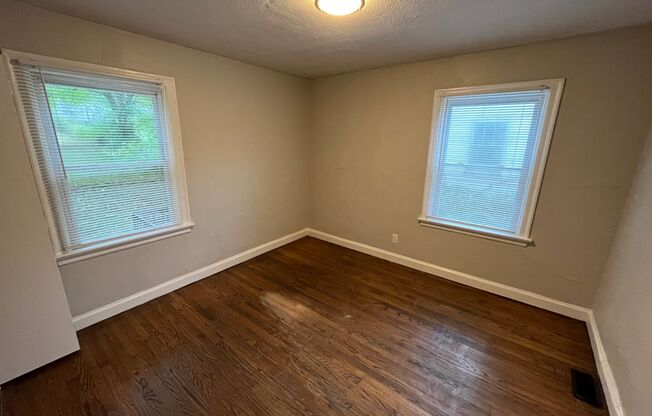2 Bedroom 1 Bath with Attached Garage MOVE IN READY!