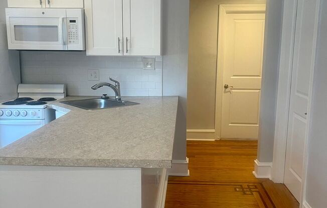 2 beds, 1 bath, 600 sqft, $1,350, Unit 1J