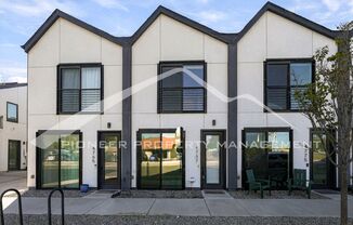 Gorgeous Townhome with Central AC and Washer/Dryer