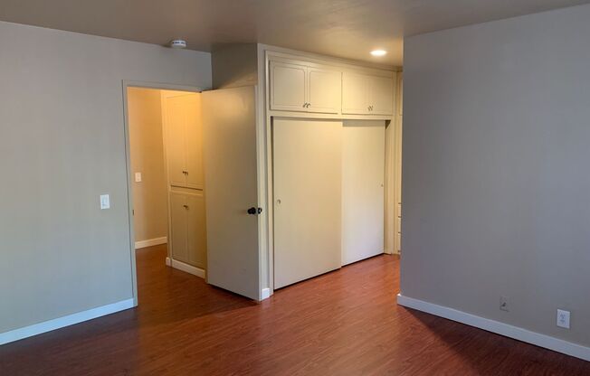 2 beds, 2 baths, $1,700, Unit 2520 Alamo Ave