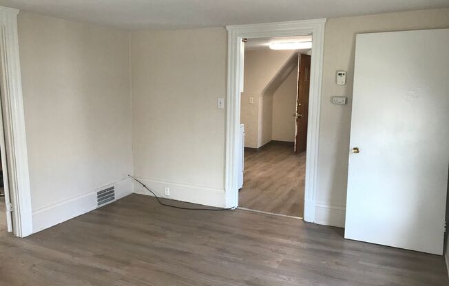 2 beds, 1 bath, 900 sqft, $750, Unit Up