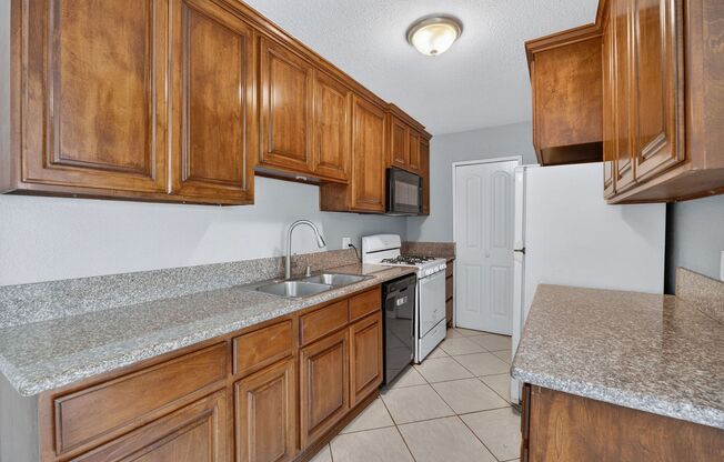 Spacious 2 Bed/ 1 Bath For Rent in Otay Mesa West Avail NOW!