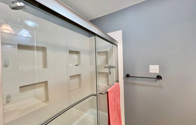 2 beds, 1 bath, $1,595, Unit Unit 206