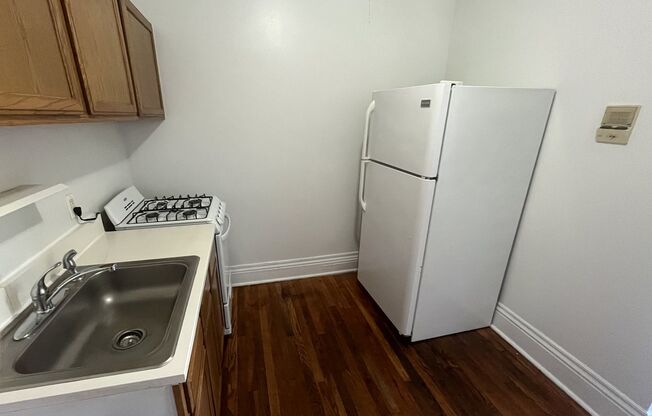Studio, 1 bath, 330 sqft, $1,030, Unit 2F