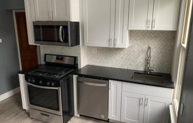 3 beds, 1 bath, $1,950, Unit 3