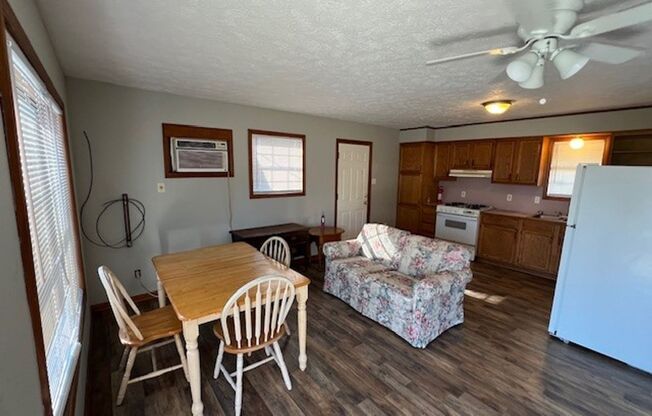 Cozy Fully Furnished 1B/1B Cottage Available in Sulphur