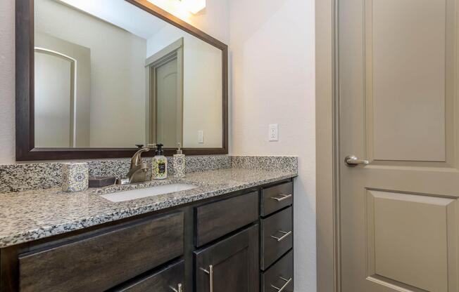 2 beds, 1 bath, 850 sqft, $1,106