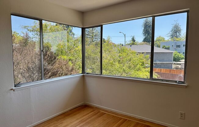 Natural Light Flooded 2 Bedroom Apartment on Piedmont Boarder