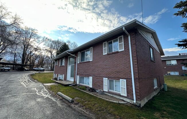 2 beds, 1 bath, 940 sqft, $1,295, Unit Unit 06