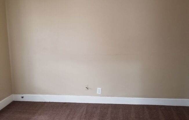 3 beds, 1 bath, 2,118 sqft, $825