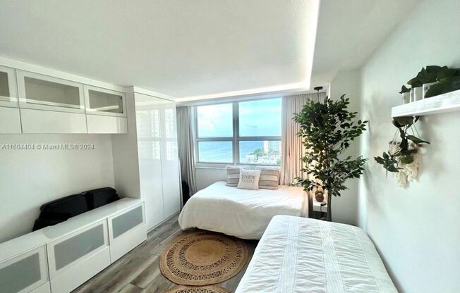 2 beds, 2 baths, 1,140 sqft, $4,700, Unit 1155 Brickell Bay Dr # 17-09