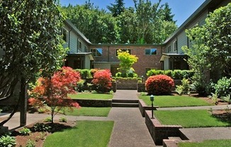 Cozy Condo at Marquam Court. Near OHSU with Parking and Storage-