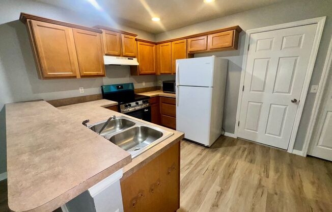 3 bedroom 2.5 bath Oakcrest Townhome with Laminate and Tile flooring Throughout, and a 1 Car Garage!