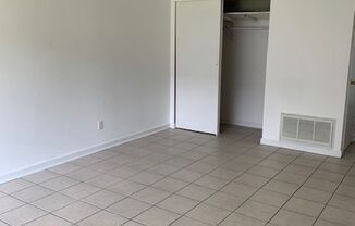 2 beds, 1 bath, $1,400, Unit 102C