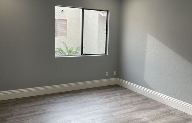 Luxury upstairs, AC/Heat, W/D, upgraded, new paint, New Floor