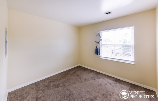 2 beds, 1 bath, $1,095, Unit 1669 N 4th Apartment B3