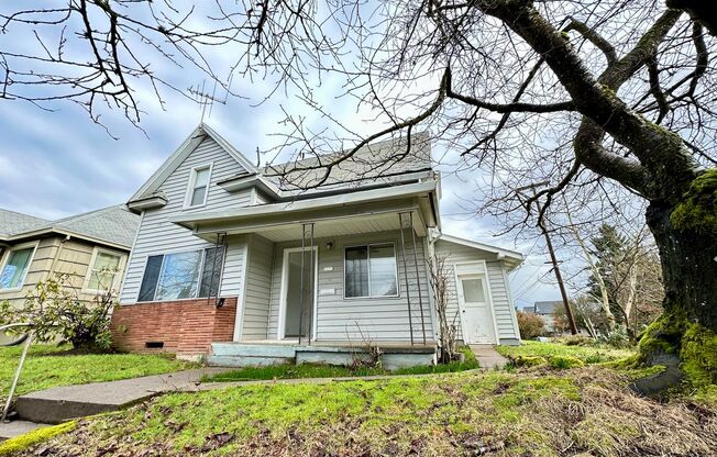 Charming 3 Bedroom, 2 Bath Home in Sellwood for rent!
