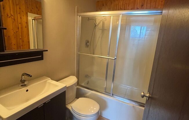 Upgraded 2 Bedroom 2 Bath Close to Downtown Eugene