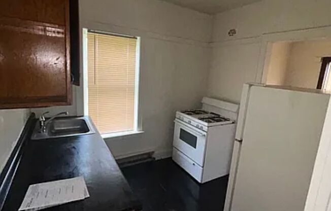 1BR Apartments – Heat, Stove & Fridge Included | 3812 W. Villard Ave