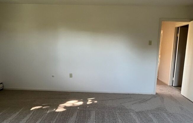 2 beds, 1 bath, 900 sqft, $1,525, Unit 933