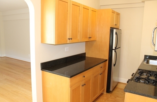 2 beds, 1 bath, 937 sqft, $3,650, Unit 220