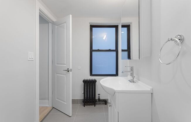 Studio, 1 bath, 250 sqft, $1,355, Unit 4B