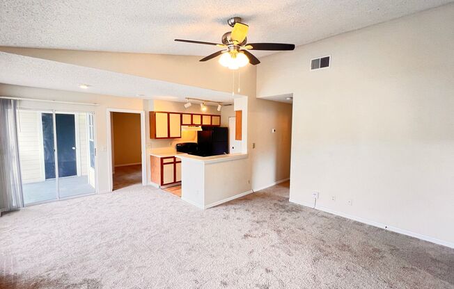 Available NOW! Charming 2 BD / 2 BA in Orlando. Washer and Dryer INCLUDED! Great Location!