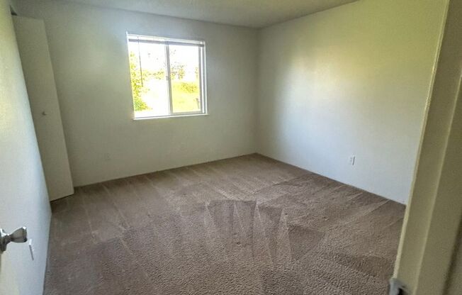 3 beds, 1 bath, 935 sqft, $1,850, Unit 38-3