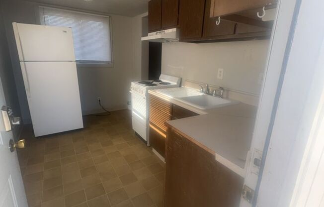 2 Bed / 1 Bath Top-Floor Apartment – Across from UNC!