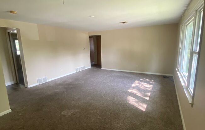 3 beds, 1 bath, 1,100 sqft, $1,450