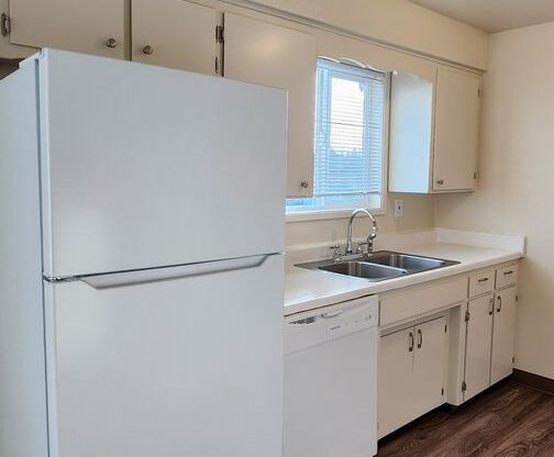 3 beds, 1 bath, $1,695, Unit 346-06