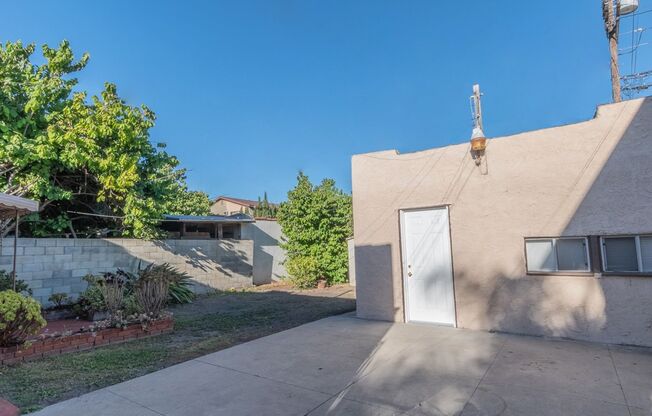 Beautiful 2 Bed +office, den garage, 1 Bath