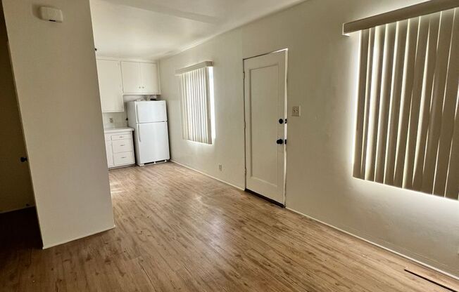 Mid-town Ventura:  Single story two bedroom, one bathroom apartment.