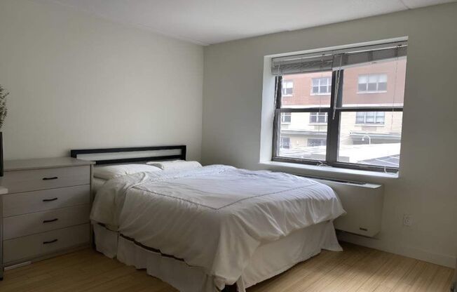 516 W 47 ST